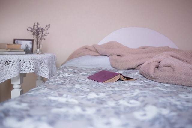 Foto di camera da letto dove si nascondono gli acari